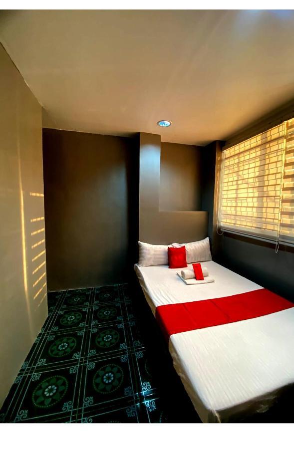 Oyo 104 Manila Venetian Hotel Экстерьер фото