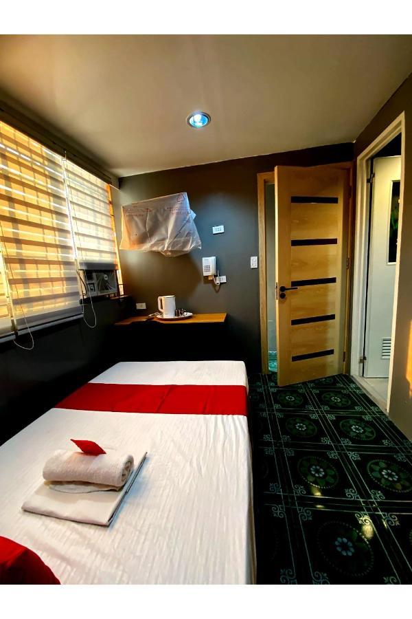 Oyo 104 Manila Venetian Hotel Экстерьер фото